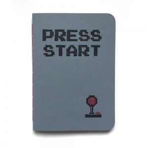 cuaderno de tapa blanda (cosido visto) "press start" hojas en blanco / gris oscuro / 10 x 14 cm :: imagen 1