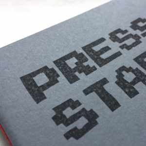 cuaderno de tapa blanda (cosido visto) "press start" hojas en blanco / gris oscuro / 10 x 14 cm :: imagen 5