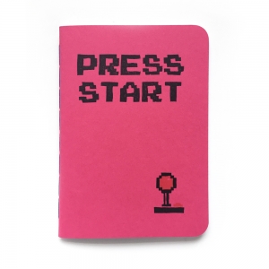 cuaderno de tapa blanda (cosido visto) "press start" hojas en blanco / rosa fucsia / 10 x 14 cm :: imagen 1