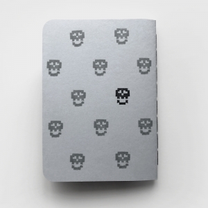 cuaderno de tapa blanda (cosido visto) "calaveras" / gris / 10 x 14 cm :: imagen 2