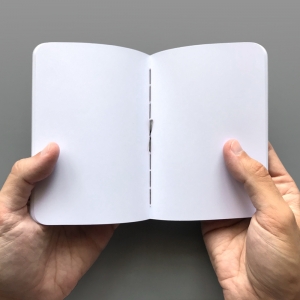 cuaderno de tapa blanda (cosido visto) "calaveras" / gris / 10 x 14 cm :: imagen 3