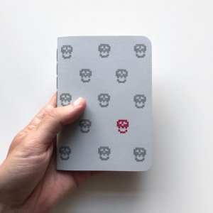 cuaderno de tapa blanda (cosido visto) "calaveras" / gris / 10 x 14 cm :: imagen 6